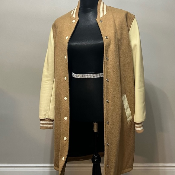 Roots Wool & Leather Unisex Varsity Jacket Medium
Purchase Price $489 + HST - Picture 1 of 4